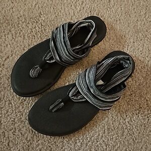Sanuk fabric sandals black size 8